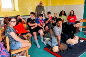 Des adolescents participent à une sensibilisation aux gestes de premiers secours animée par La Brigade du Cœur à l'Espace Jeunes de Querrien.