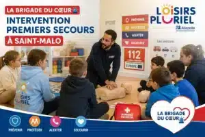 Intervention de La Brigade du Cœur auprès des enfants et adolescents de Loisirs Pluriel à Saint-Malo pour apprendre les gestes de premiers secours.
