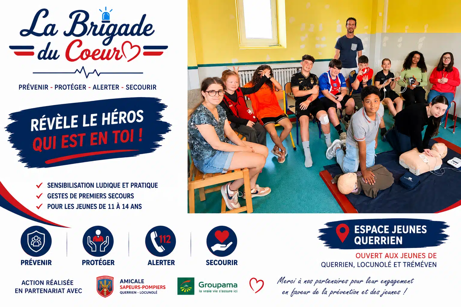 Des adolescents participent à un atelier pratique de gestes de premiers secours animé par La Brigade du Cœur à l'Espace Jeunes de Querrien.