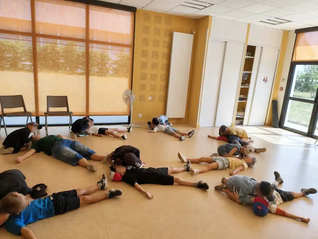 Les enfants de l'ALSH de Pleyben apprennent à vérifier la respiration d'une victime lors d'un atelier de prévention et de gestes de premiers secours animé par La Brigade du Cœur.