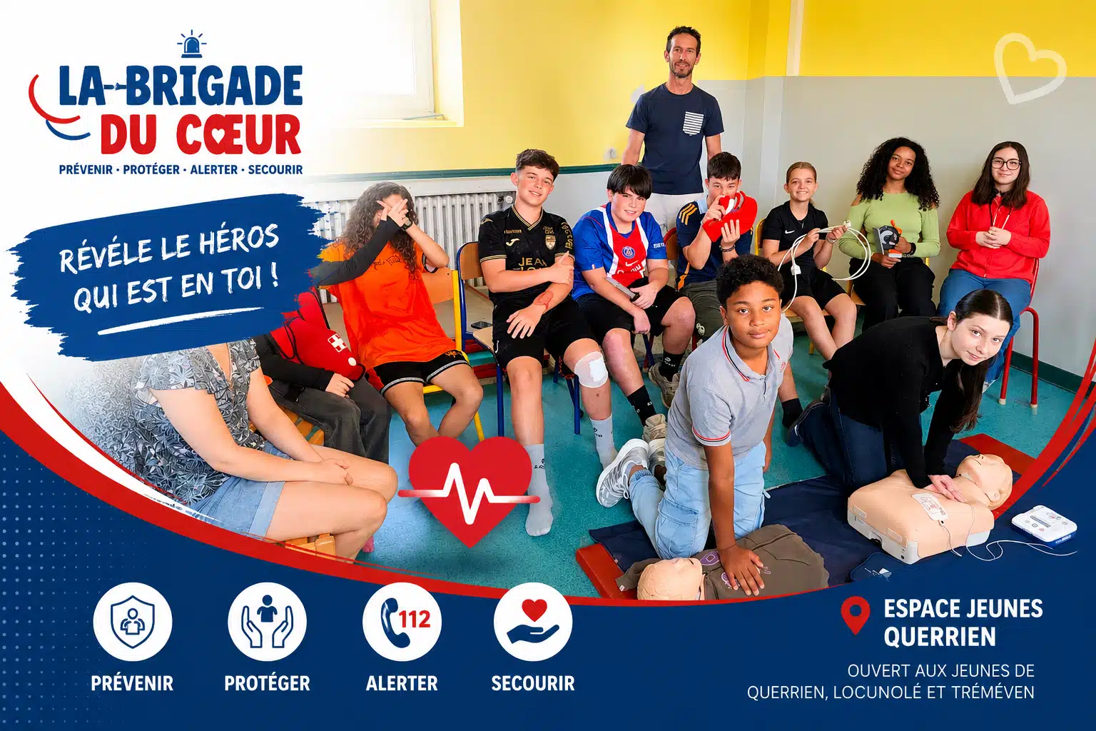 Des adolescents participent à une sensibilisation aux gestes de premiers secours animée par La Brigade du Cœur à l'Espace Jeunes de Querrien.