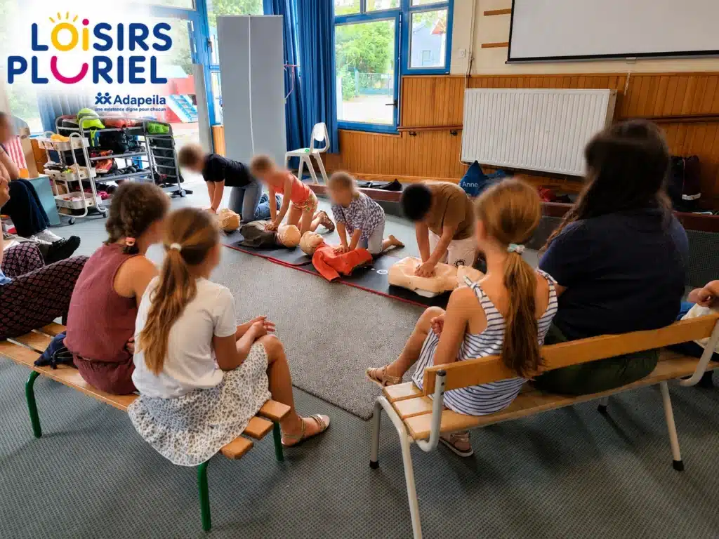 Des enfants s'initient au massage cardiaque sur des mannequins lors d'un atelier de premiers secours animé par La Brigade du Cœur à Loisirs Pluriel Saint-Malo.
