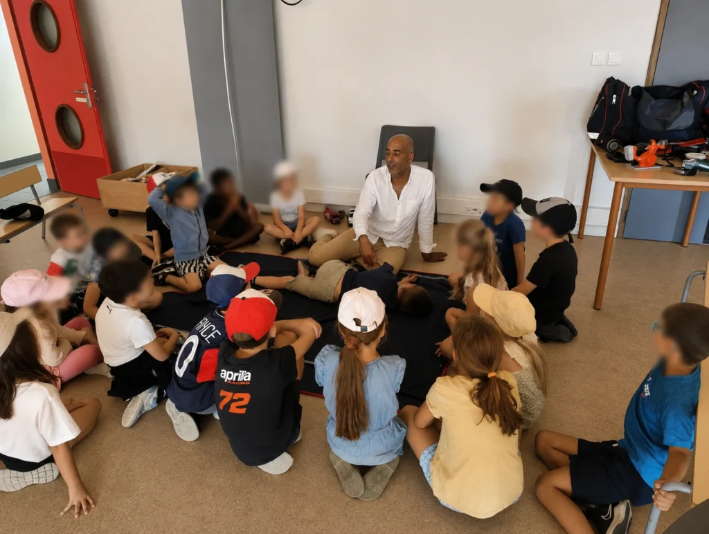 Des enfants de l'ALSH de Pleyben découvrent la Position Latérale de Sécurité (PLS) lors d'un atelier de prévention et de gestes de premiers secours animé par La Brigade du Cœur.