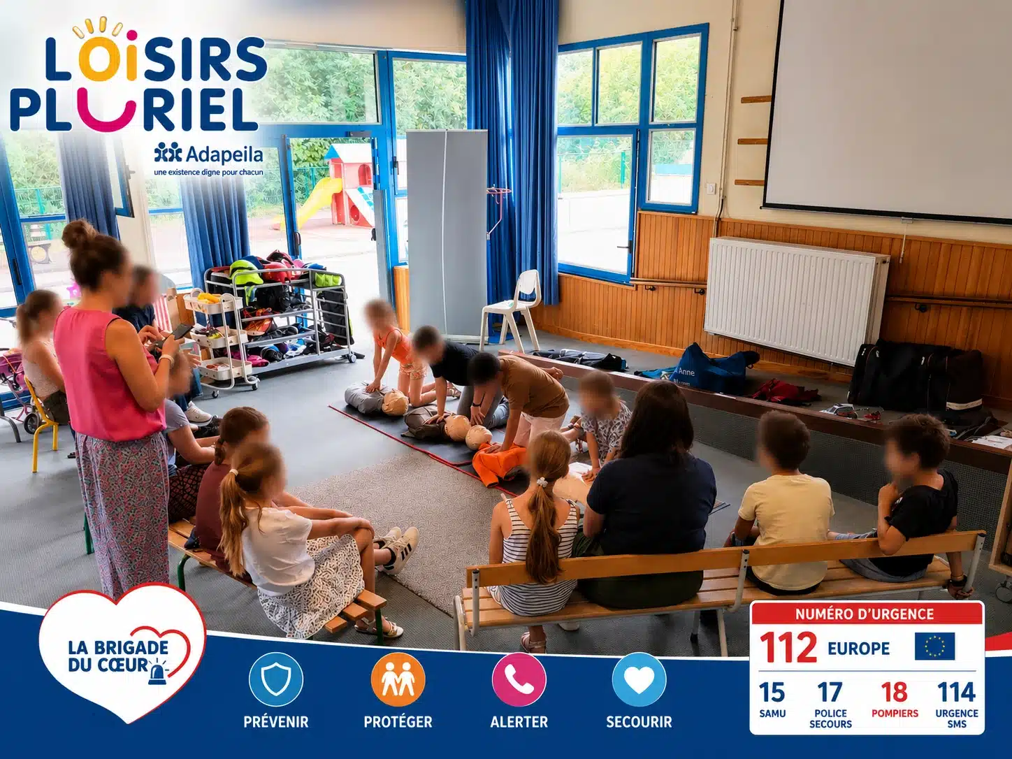 Des enfants s'exercent au massage cardiaque sur des mannequins lors d'un atelier de premiers secours animé par La Brigade du Cœur à Loisirs Pluriel Saint-Malo.