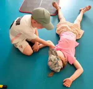 Un enfant vérifie la conscience d'une camarade lors d'une mise en situation pendant une sensibilisation aux gestes qui sauvent à la Maison de l'Enfance de Milizac-Guipronvel.