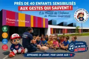 Enfants participant à une animation de premiers secours en centre de loisirs