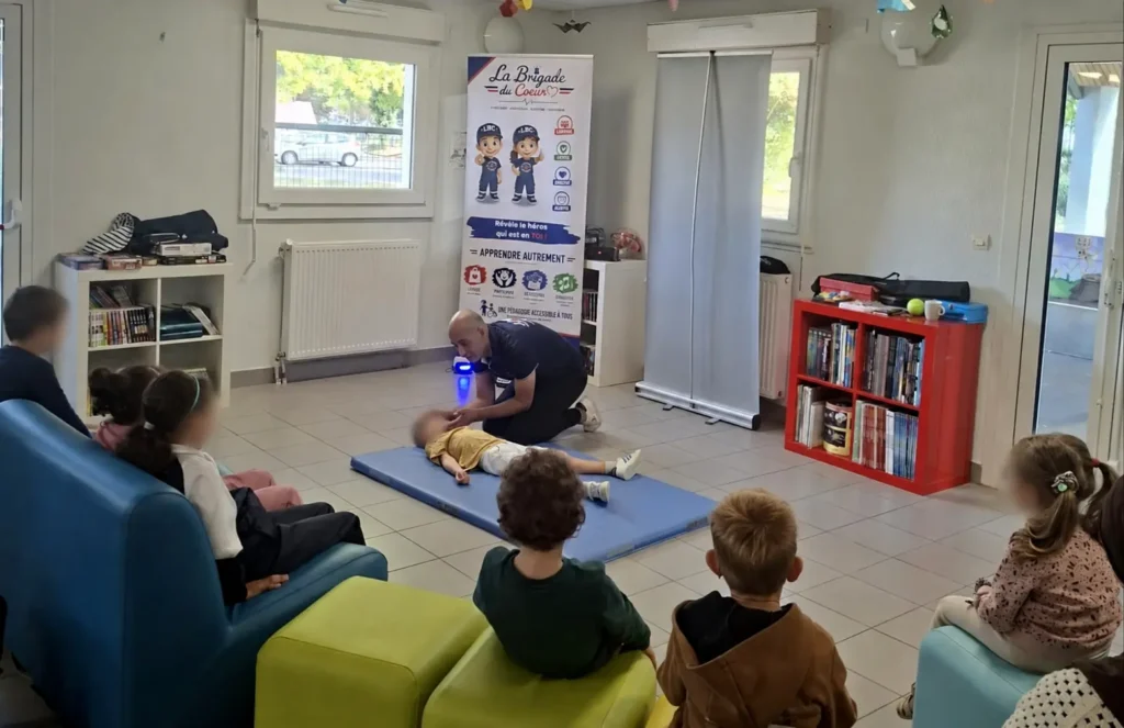 Des enfants apprennent à contrôler la respiration d’une victime lors d’un atelier de premiers secours à Chantepie
