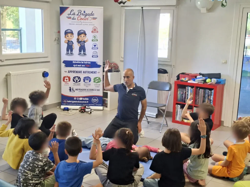 Des enfants découvrent la technique de la PLS lors d’un atelier de premiers secours à Chantepie animé par La Brigade du Cœur.